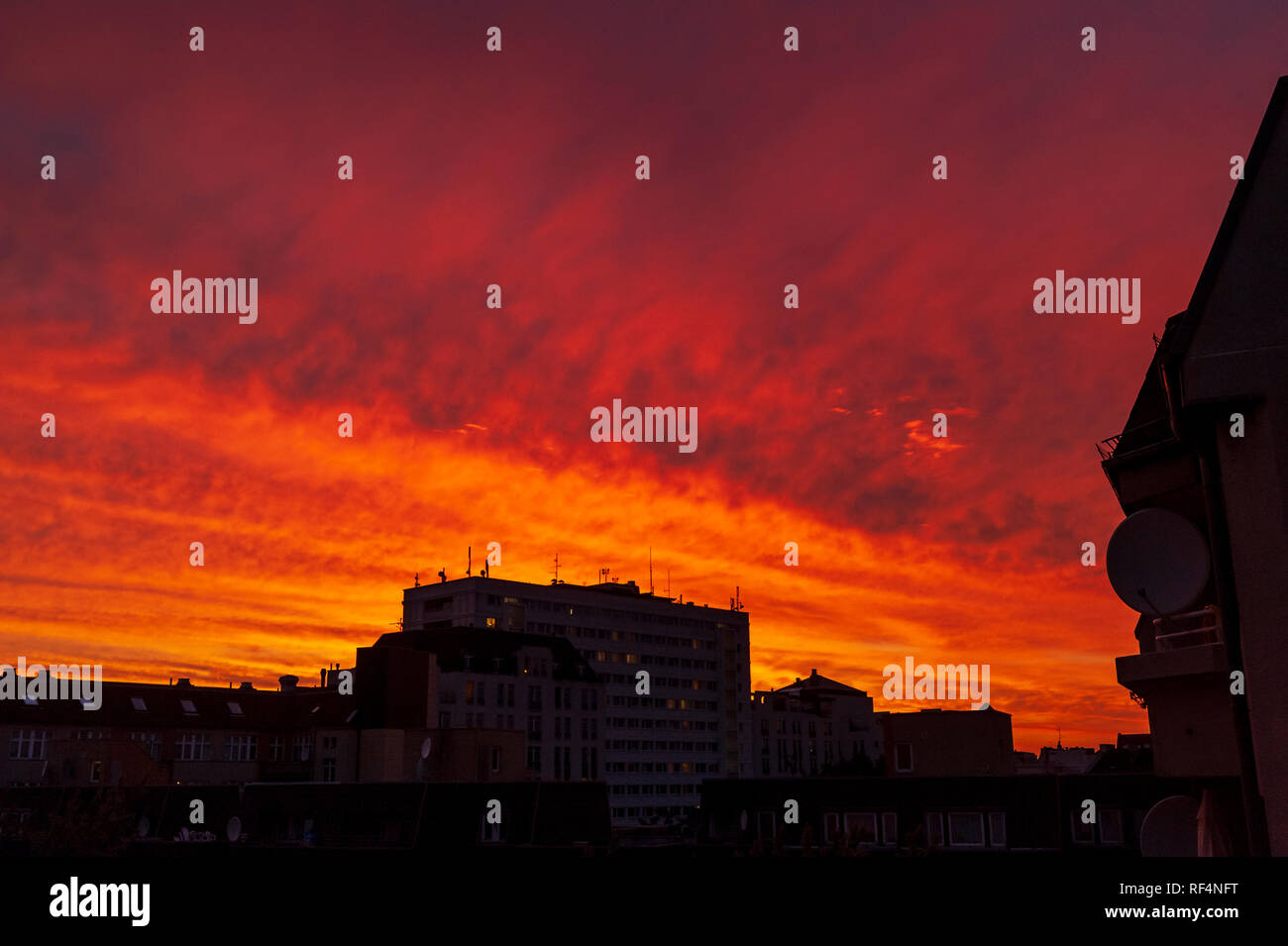 Dramatischer Sonnenuntergang auf städtischen Szene Stockfoto