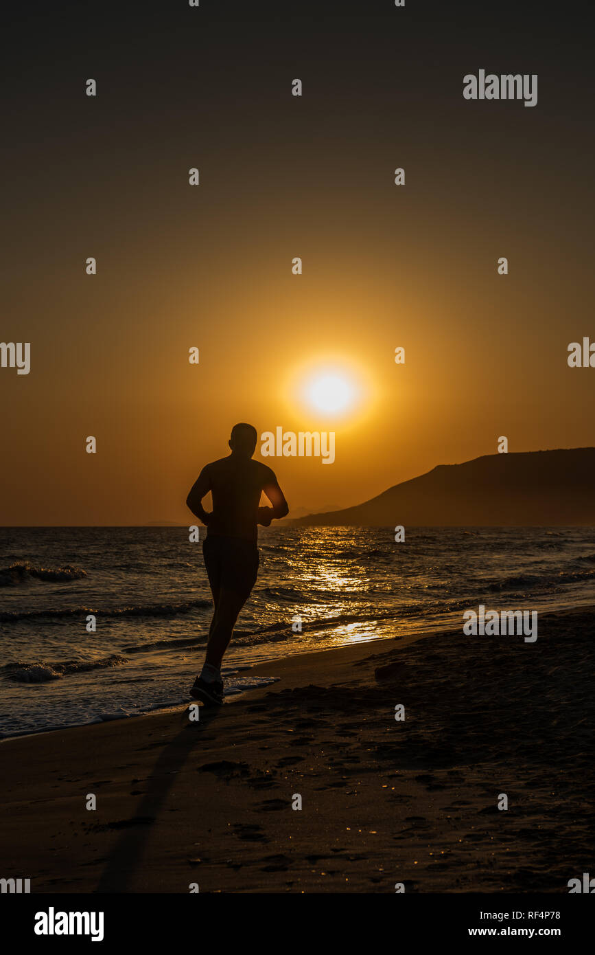 Runner Ausübung bei Sonnenaufgang Stockfoto