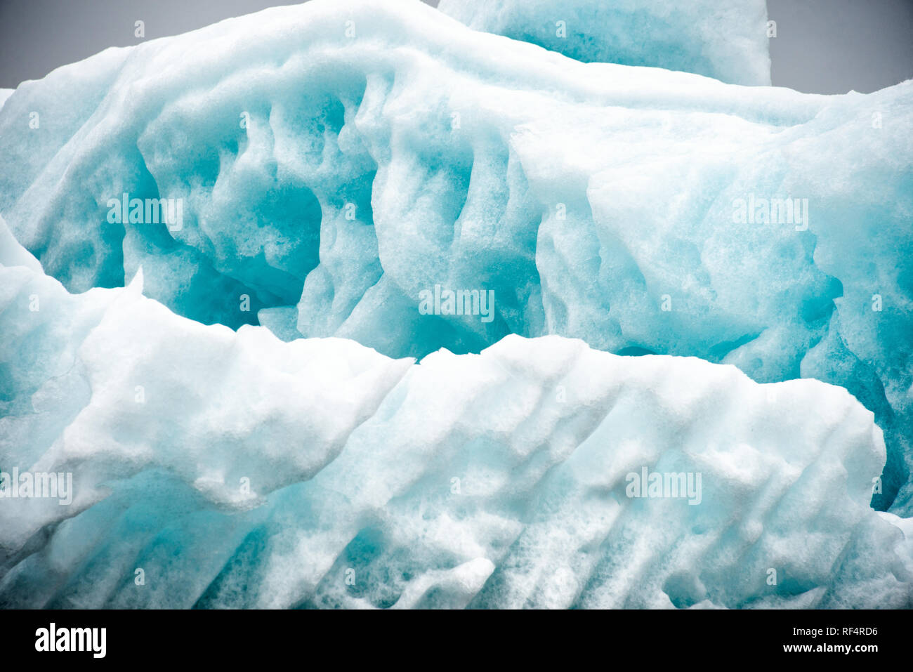 LONGYEARBYEN, Svalbard - die Eisberge und Gletscher in der Nähe von Longyearbyen, im arktischen Archipel von Svalbard. Diese atemberaubenden eisigen Strukturen verkörpern nicht nur die schroffe Schönheit der arktischen Wildnis, sondern dienen auch als entscheidende Indikatoren für den Klimawandel, ihre Veränderungen und Schmelzen, die wichtige Einblicke in die Trends der globalen Erwärmung offenbaren. Stockfoto