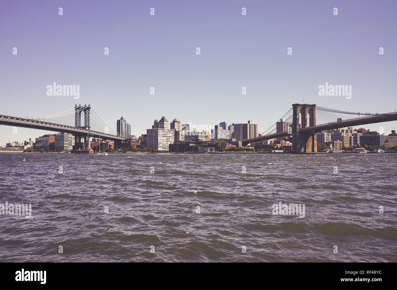 Brooklyn Borough zwischen zwei berühmten New Yorker Brücken, Manhattan Bridge und Brooklyn Bridge, retro Farbe getonte Bild, USA gesehen. Stockfoto
