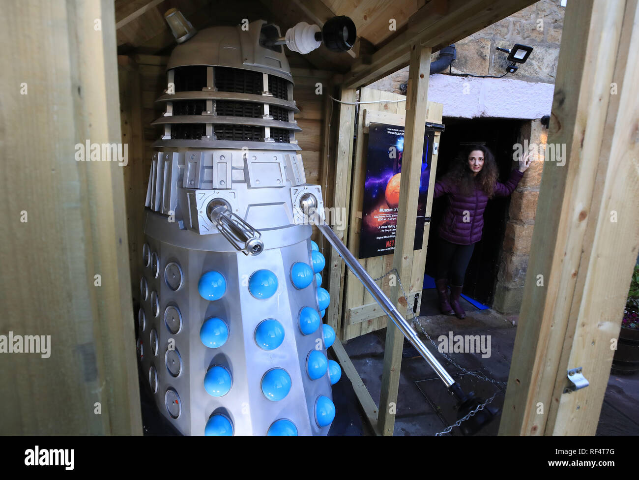Lisa Cole, der Co - besitzt das Museum des klassischen Sci-Fi in Allendale in Northumberland, mit ihrem Mann Neil, steht in der Nähe ein Dalek anzeigen. Das familiengeführte Science Fiction Museum möglicherweise zu schließen, weil die Dalek Anzeige nicht mit der Planung entsprechen. Stockfoto