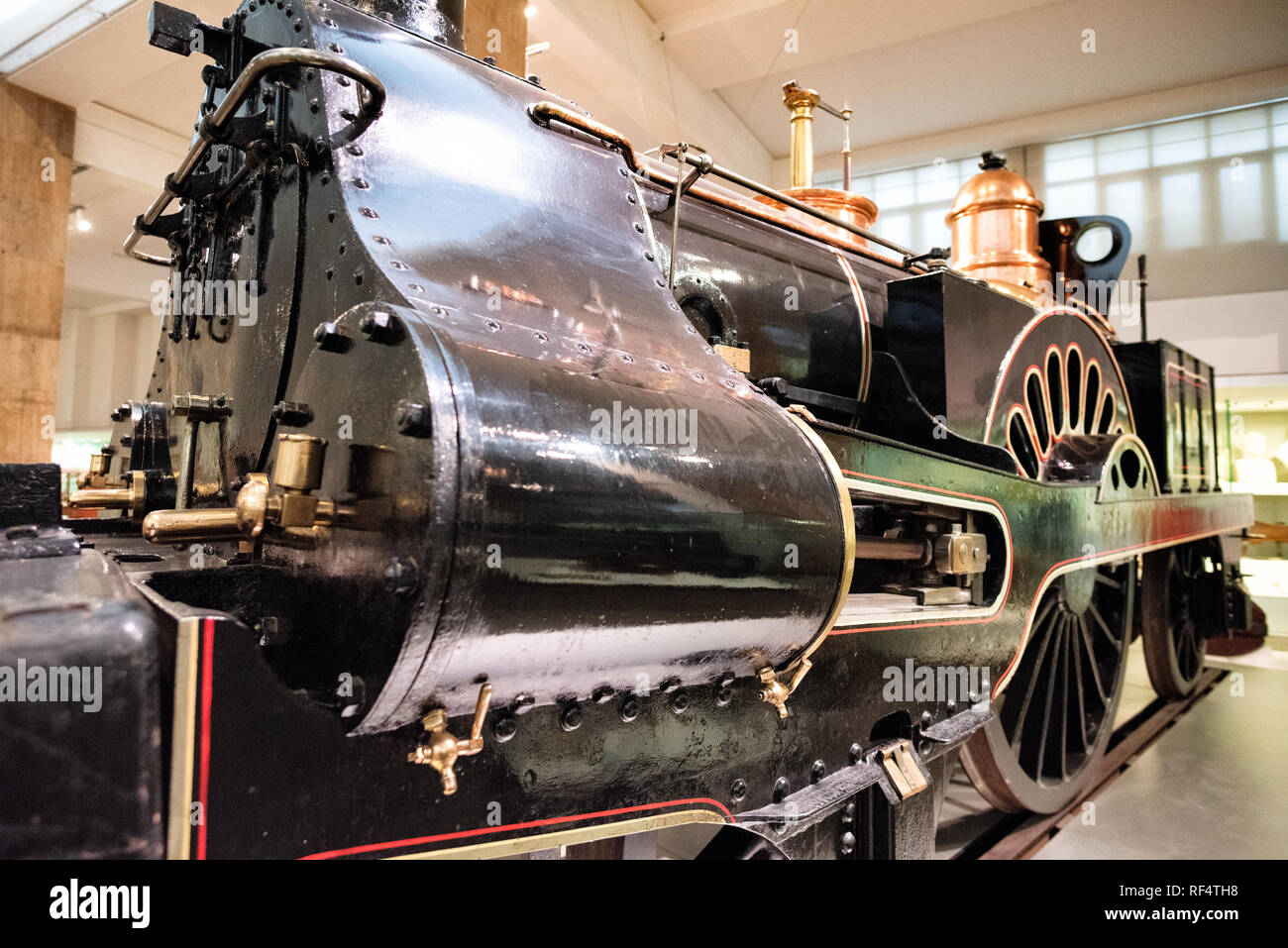 Science Museum Steam Locomotive London // LONDON, UK - The Science Museum in London. Das Science Museum wurde 1857 in South Kensington gegründet und beherbergt Hunderttausende von Artefakten aus Wissenschaft und Technologie. Das Museum mit seiner umfangreichen Sammlung und interaktiven Exponaten ist ein bedeutender Bildungspunkt, der eine wichtige Rolle bei der Förderung der öffentlichen Interaktion mit Wissenschaft und Geschichte gespielt hat. Stockfoto
