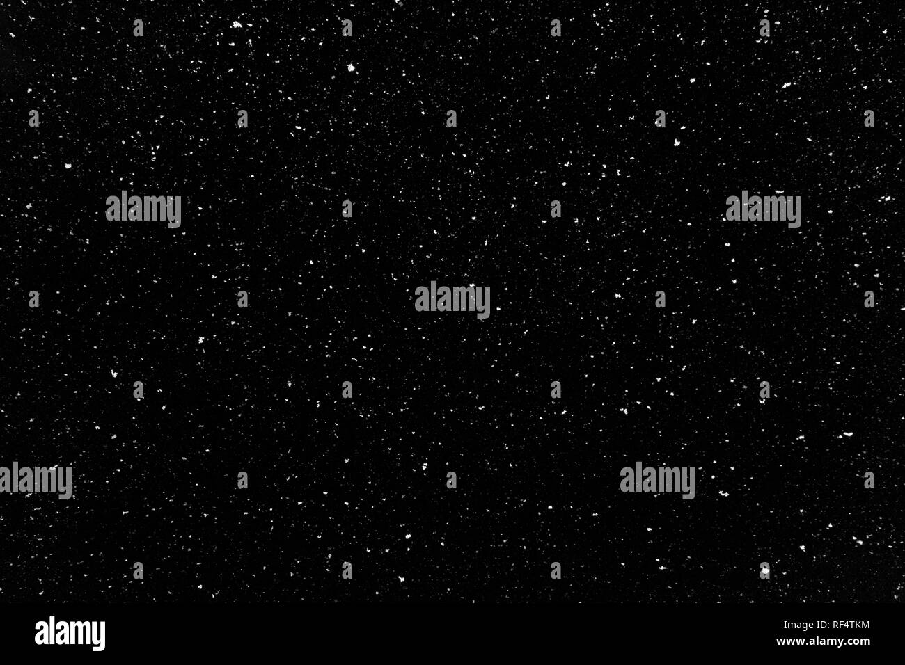 Echten Schnee auf schwarzen Hintergrund. Kleinen Schneeflocken fallen in der Nacht. Element in der Grafik, Design oder als Layer für andere Fotos zu verwenden. Stockfoto