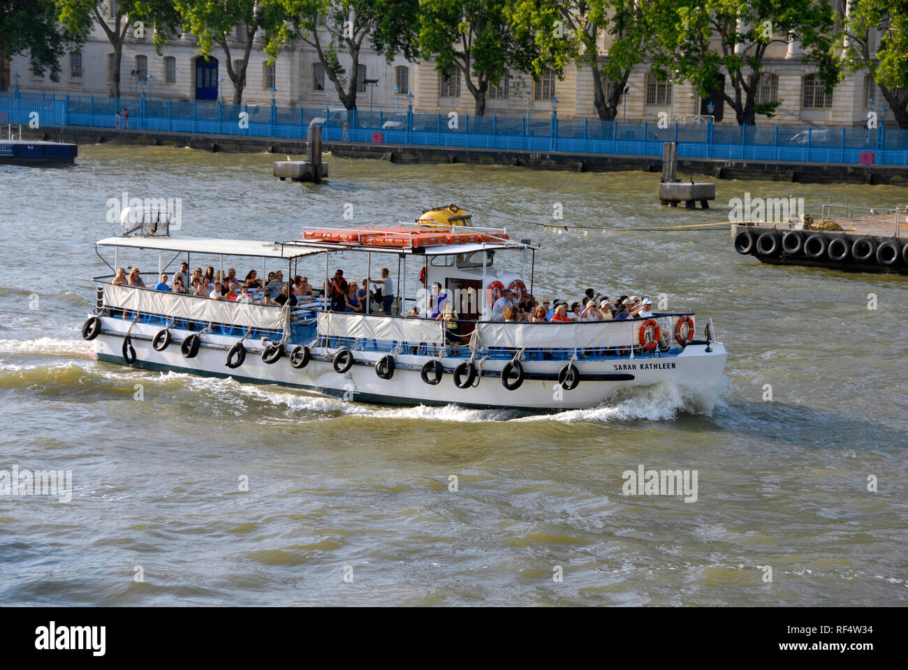 Mittlere Sportboote Passagiere für einen Ausflug auf der Themse in London, England. Stockfoto
