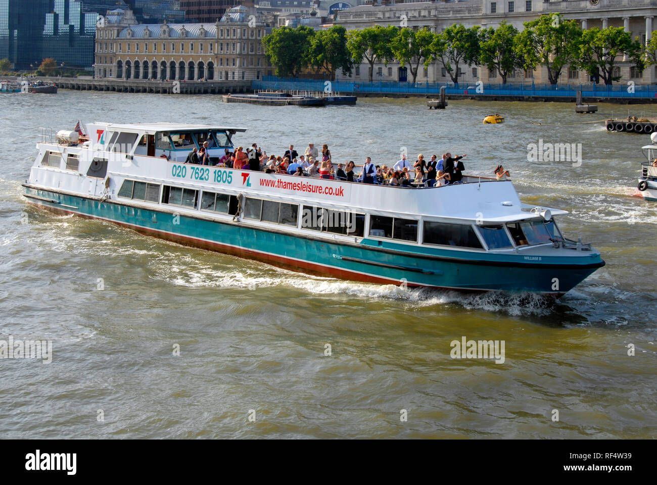Große Sportboote aus Thamesleisure mit viele Passagiere auf einer Reise durch das Zentrum von London, England, an der Themse. Stockfoto