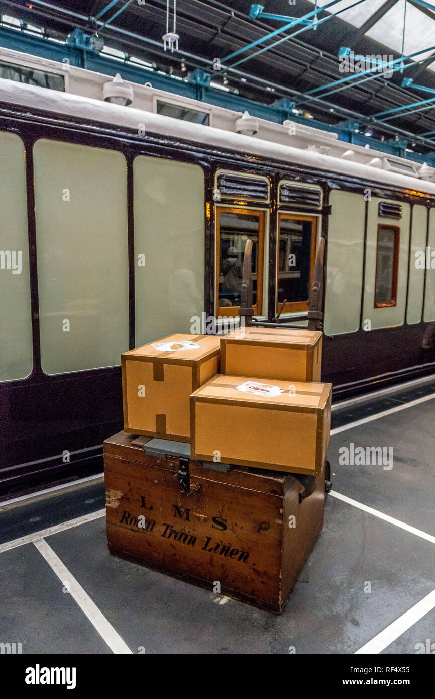 Gepäck auf der Plattform an der National Railway Museum, Leeman Rd, York, North Yorkshire, England, UK. Stockfoto