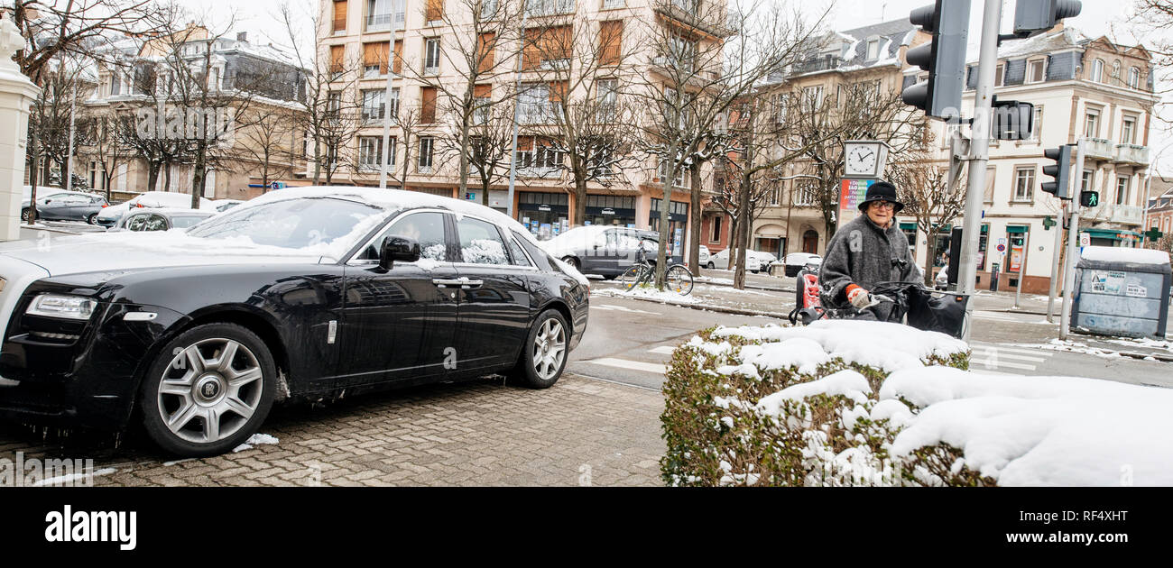 Straßburg, Frankreich - Mar 18, 2018: Seitenansicht des neuen Luxus Rolls-Royce Limousine schwarz silber Auto auf Französische Allee de la Robertsau Vorbereitung Parken an einem verschneiten Tag eingeben Stockfoto
