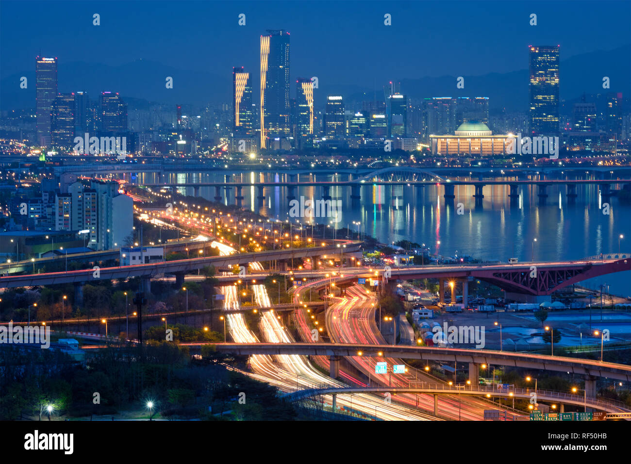 Luftaufnahme von Seoul downtown Stadtbild und Seongsan Brücke über Fluss Han in der Dämmerung. Seoul, Südkorea. Stockfoto