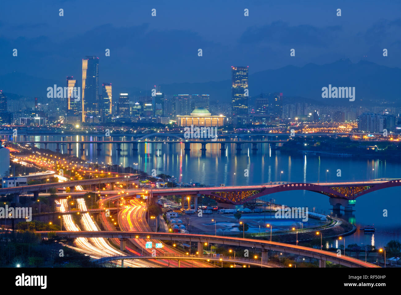 Luftaufnahme von Seoul downtown Stadtbild und Seongsan Brücke über Fluss Han in der Dämmerung. Seoul, Südkorea. Stockfoto