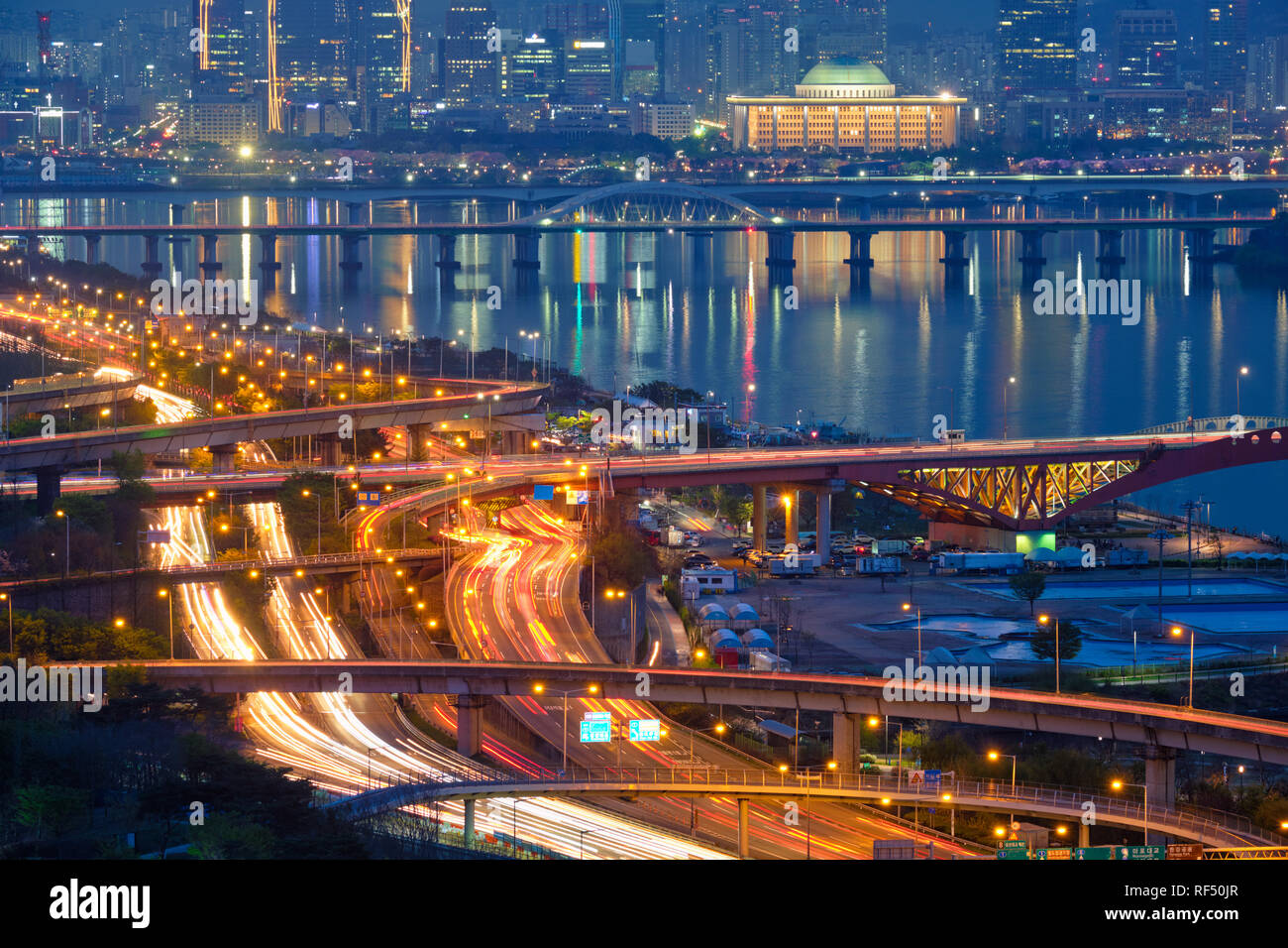 Luftaufnahme von Seoul downtown Stadtbild und Seongsan Brücke über Fluss Han in der Dämmerung. Seoul, Südkorea. Stockfoto