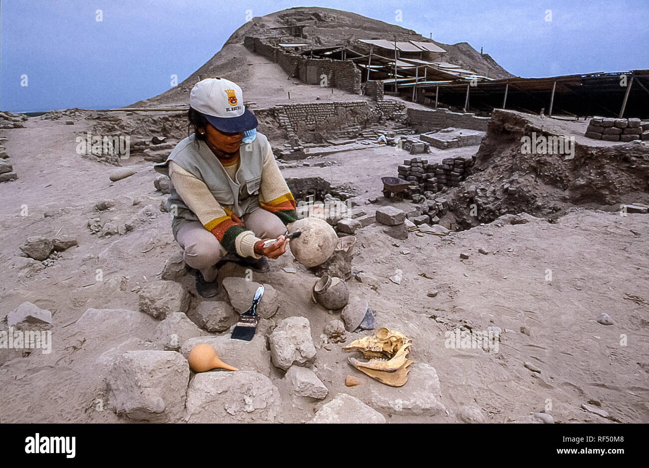 PerÃ¹ Huaca de la Luna Team Mitglied El Brujo sauber eine Terrakotta vase Stockfoto