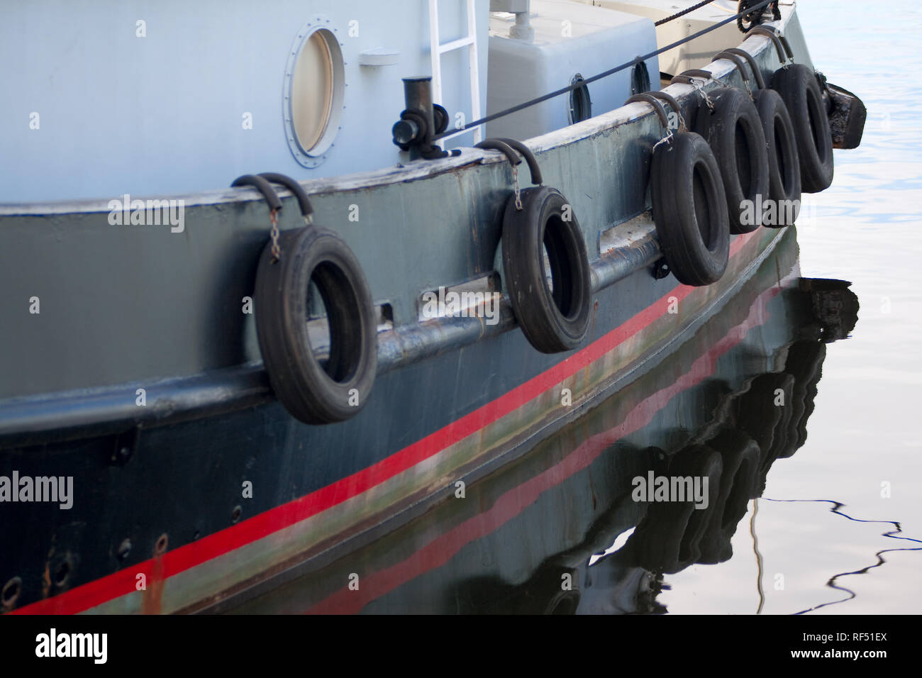 Reifen hängen von der Seite der Tug Boat, Raven, wie es bei der tarpon Sponge Docks festgemacht ist. Stockfoto