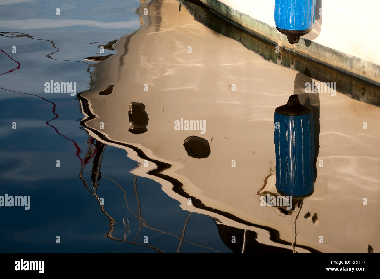 Der Bug eines Bootes ist in der Marina in Gewässern in Tarpon Springs Sponge Docks wider. Stockfoto