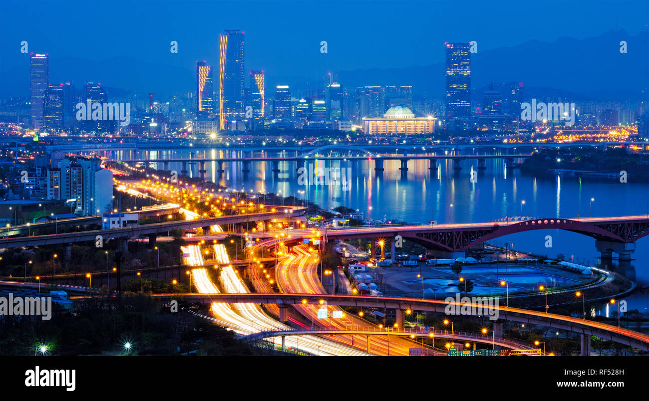 Stadtbild in der Dämmerung in Seoul, Südkorea. Stockfoto