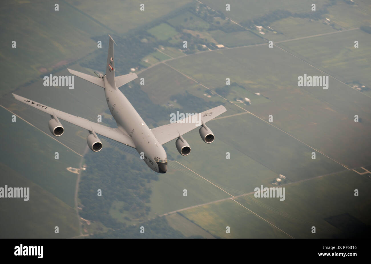 Einer KC-135 Stratotanker Flugzeuge mit der 434Th Air Refuelling Flügel, Grissom Air Reserve Base, Ind nimmt teil an einer Luftbetankung Mission während des Indiana Arbeitgeber Unterstützung des Schutzes und der Reserve (ESGR) Boss Heben, 12.08.24, 2018, im Himmel über Northern Indiana. Die Indiana ESGR Boss Lift bietet die Chance für zivile - Arbeitgeber des Schutzes und der Reserve militärische Mitglieder zu sehen erleben Sie die Ausbildung ihrer Mitarbeiter während der Abwesenheit von ihrem zivilen Arbeitsplätze und zu empfangen. (U.S. Air National Guard Foto von Tech. Sgt. William Hopper/Freigegeben) Stockfoto