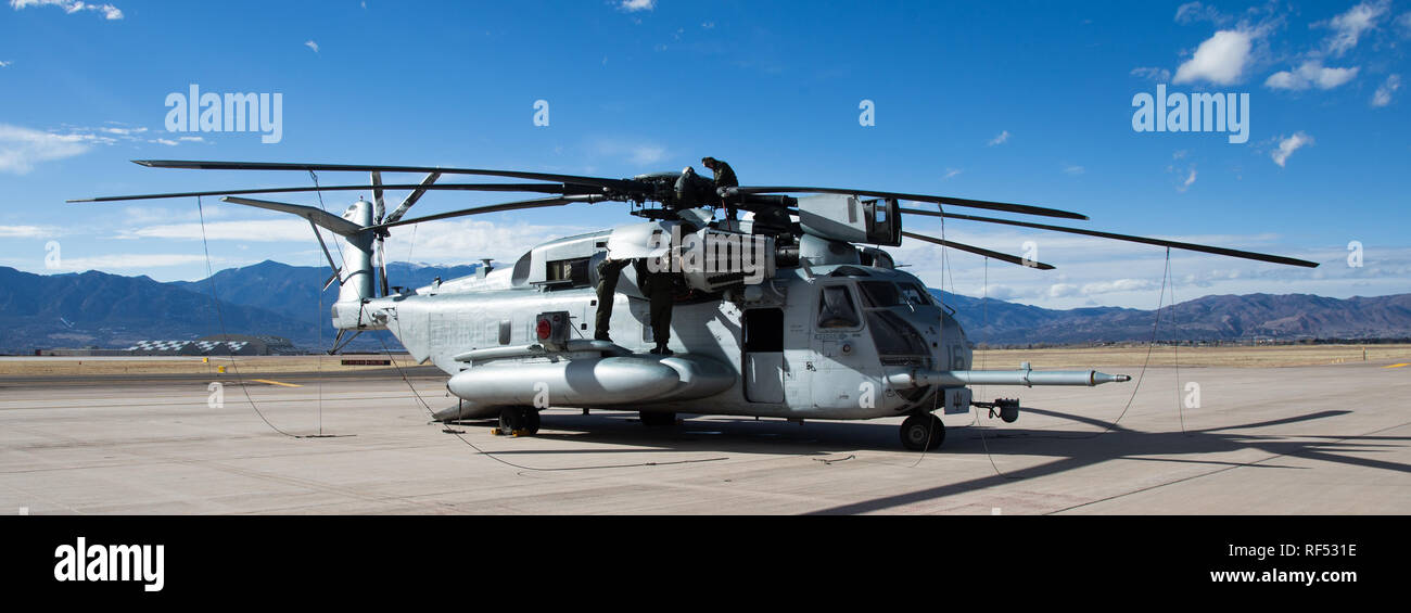 Ein U.S. Marine Corps CH-53E Super Hengste zu Marine schweren Helikopter Squadron (HMH) 461 zugeordnet sind, inszeniert auf einem Flug Linie bei kaltem Wetter Ausbildung bei Peterson Air Force Base, Colorado Springs, Colorado, Jan. 6, 2019. Der Zweck der Übung ist es, die Kenntnisse der Staffel in kaltem Wetter und Höhenlage Luftverkehr zu erhöhen und die allgemeine Bekämpfung der Bereitschaft zu verbessern. HMH-461 ist eine untergeordnete Einheit für Marine Flugzeuge Gruppe 29, 2. Marine Flugzeugflügel. (U.S. Marine Corps Fotos von Cpl. Paige C Stade) Stockfoto