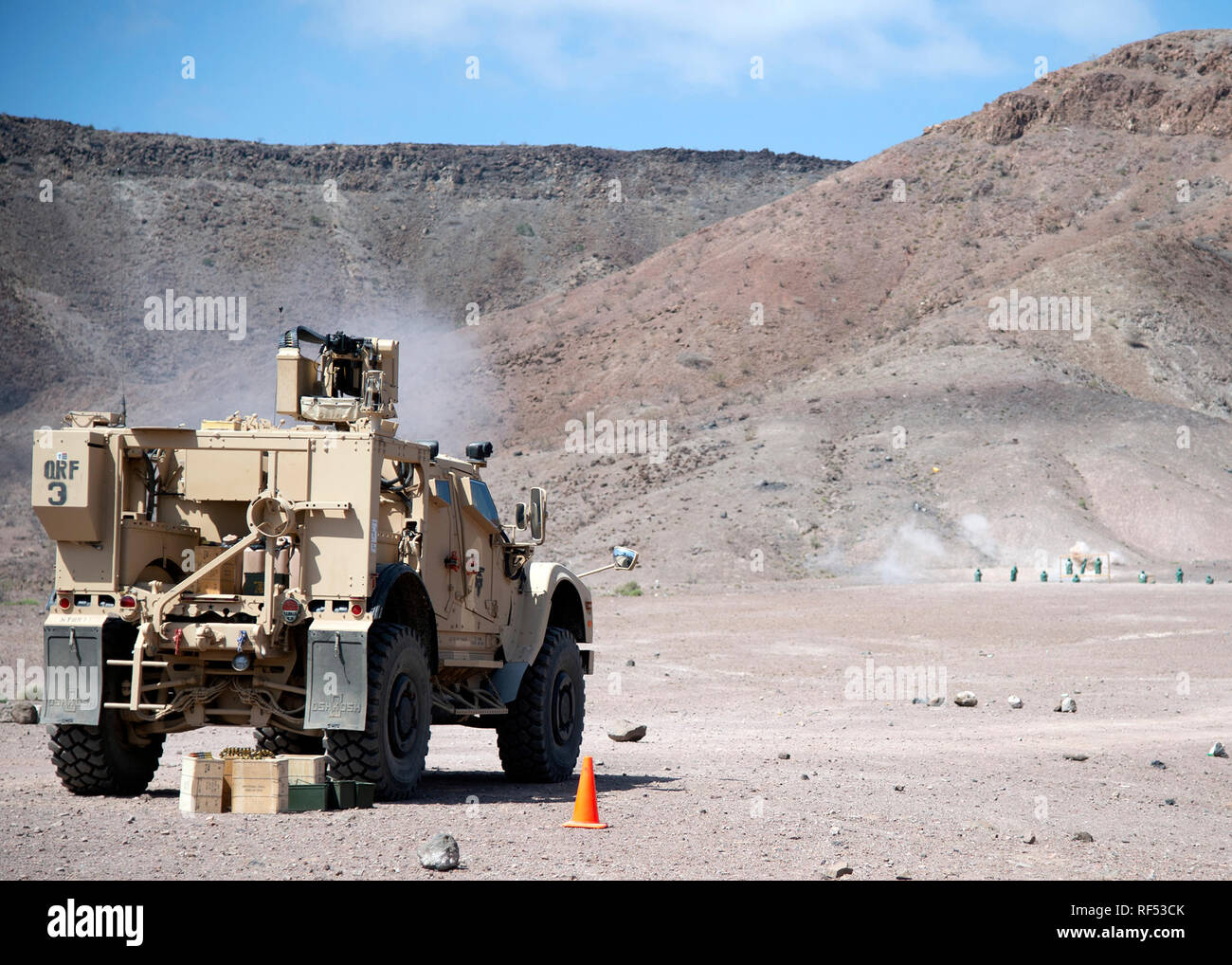 Ein 50-Kaliber Maschinengewehr auf einem Mine-Resistant Hinterhalt geschützt Fahrzeug von der Task Force Alamo, Texas National Guard gepflegt, die Combined Joint Task Force-Horn von Afrika (CJTF-HOA), Dschibuti zugeordnet montiert, Brände Umläufe an ein Ziel in einer militärischen Bereich in Dschibuti, Jan. 19, 2019. Task Force Alamo ist für die schnelle Bereitstellung in Reaktion auf eine Krise droht US-Personal oder Eigentum im gesamten CJTF-HOA, eine Fläche fast halb so groß wie der kontinentalen Vereinigten Staaten verantwortlich. (U.S. Marine Foto von Mass Communication Specialist 1. Klasse Nick Scott) Stockfoto