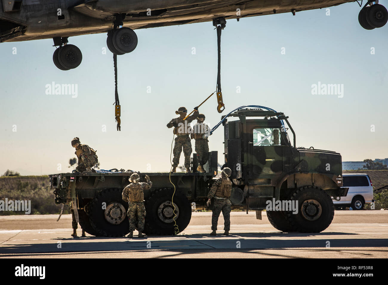 Us-Marines mit 1 Transport Support Battalion, 1 Marine Logistics Group, führen Sie einen Hubschrauber Support Team (HST) Training bei Marine Corps Air Station Miramar, Kalifornien, Jan. 22, 2019. Das Training wurde ausgeführt, setzen eine HST und CH-53E Super Stallion ein Medium Tactical Vehicle Ersatz-Lkw für den Transport zu heben. (U.S. Marine Corps Foto von Lance Cpl. Betzabeth Y. Galvan) Stockfoto