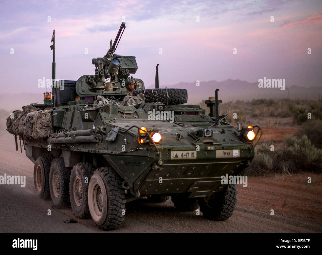 STRYKER Brigade Combat Team zu 1, 4-17 Infanterie Bataillon zugeordnet bestanden Konvoi des Combat Aviation Brigade auf dem Weg zu der Abteilung breiten Eisen Feld ausüben. Stockfoto