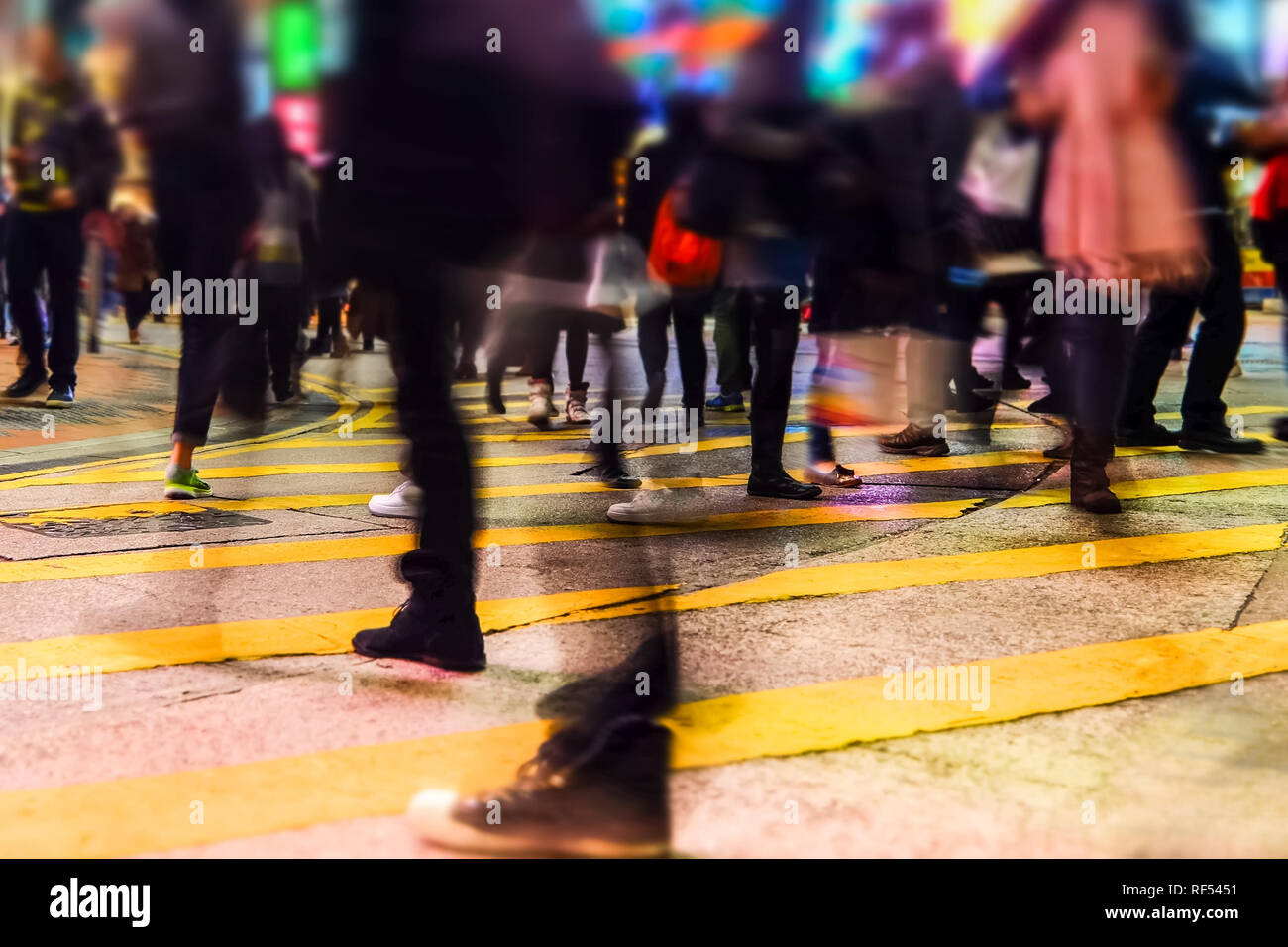 Verschwommenes Bild von Menschen, in überfüllten Night city Street.. Hongkong Stockfoto