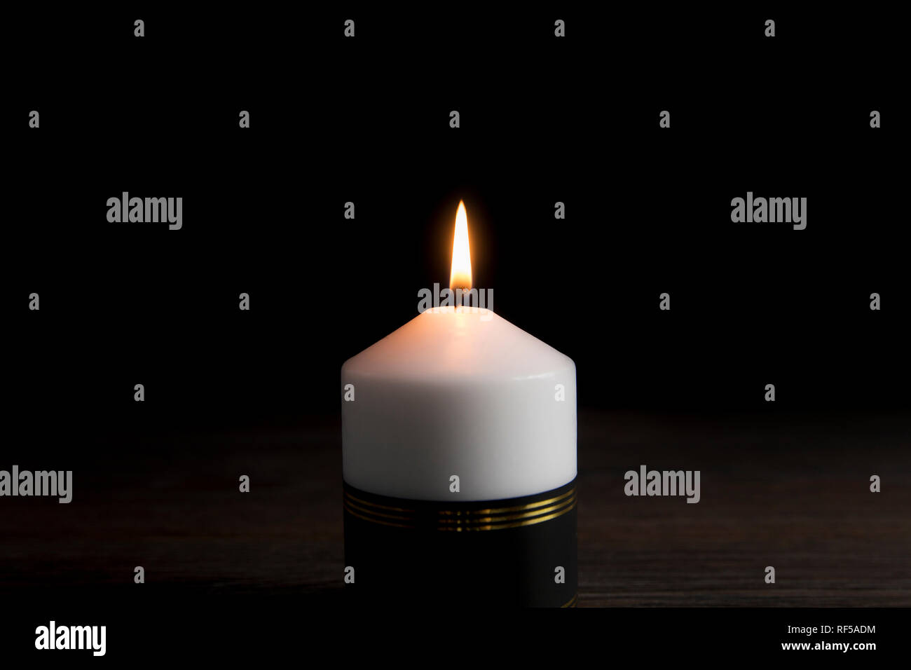 Weiße Kerze mit schwarzem Band, Symbol der Erinnerung oder Trauer, schwarzen Hintergrund. Viele leere Kopie Platz für Ihren Text. Stockfoto