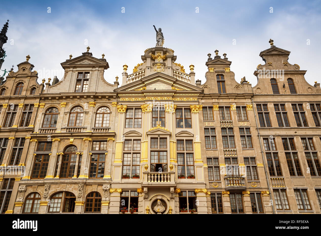 Die guildhalls in der Grand Place (Grote Markt), dem zentralen Platz von Brüssel. Details der Häuser Joseph et Anne, L'Ange, La Chaloupe d'Or, Le Pi Stockfoto