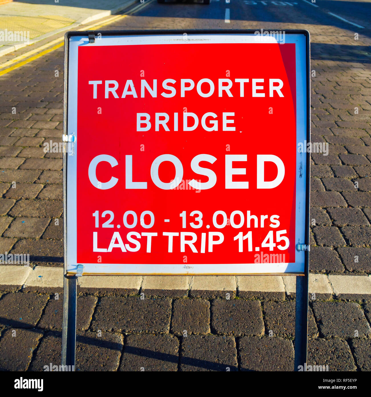 Schild am Ansatz der Middlesbrough Transporter Bridge, eine Stunde Aussetzung des Service Stockfoto