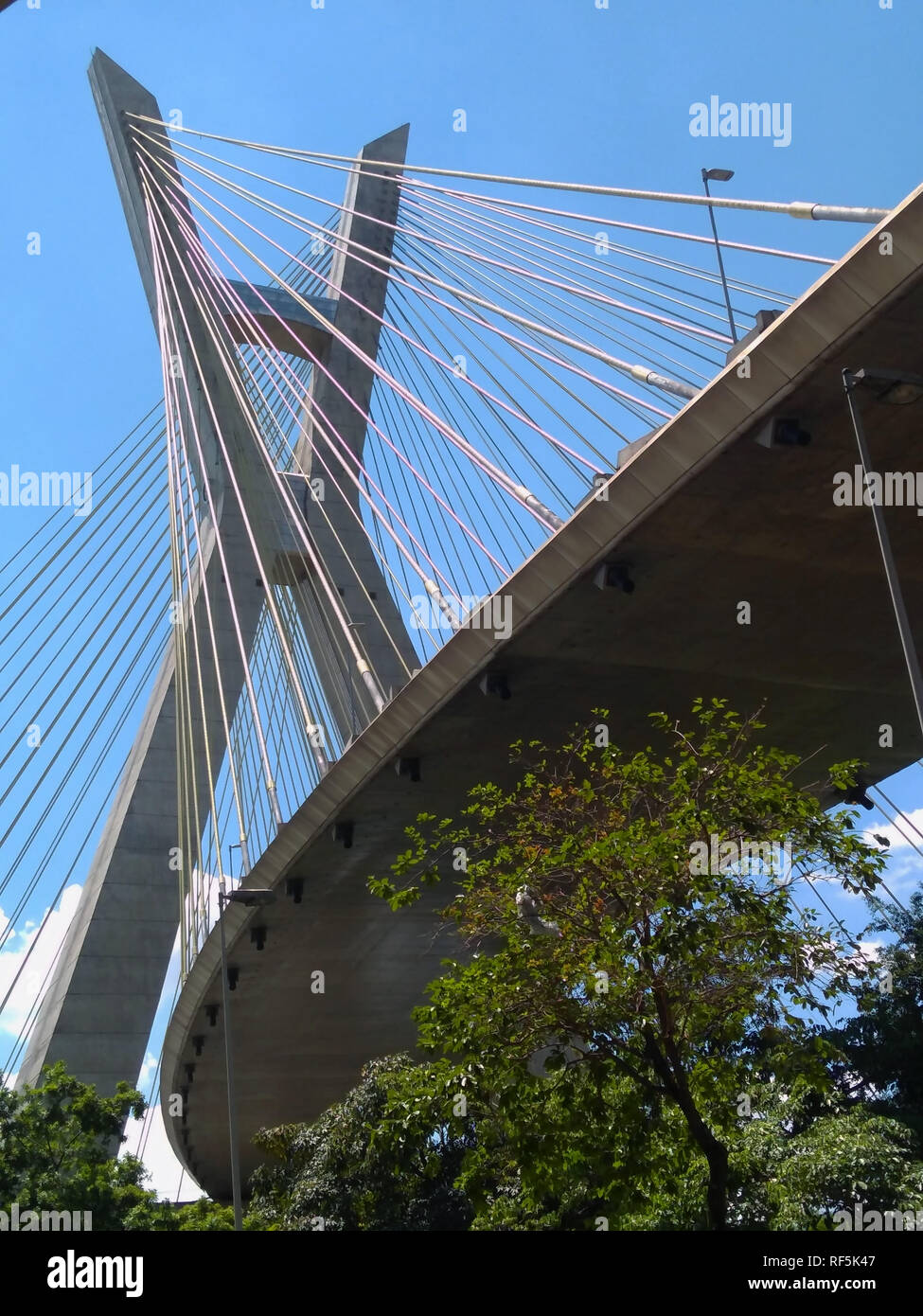 Moderne Architektur. Moderne Brücken. Die Verbindung von zwei verschiedenen Punkten. Schrägseilbrücke der Welt, Sao Paulo, Brasilien, Südamerika. Stockfoto