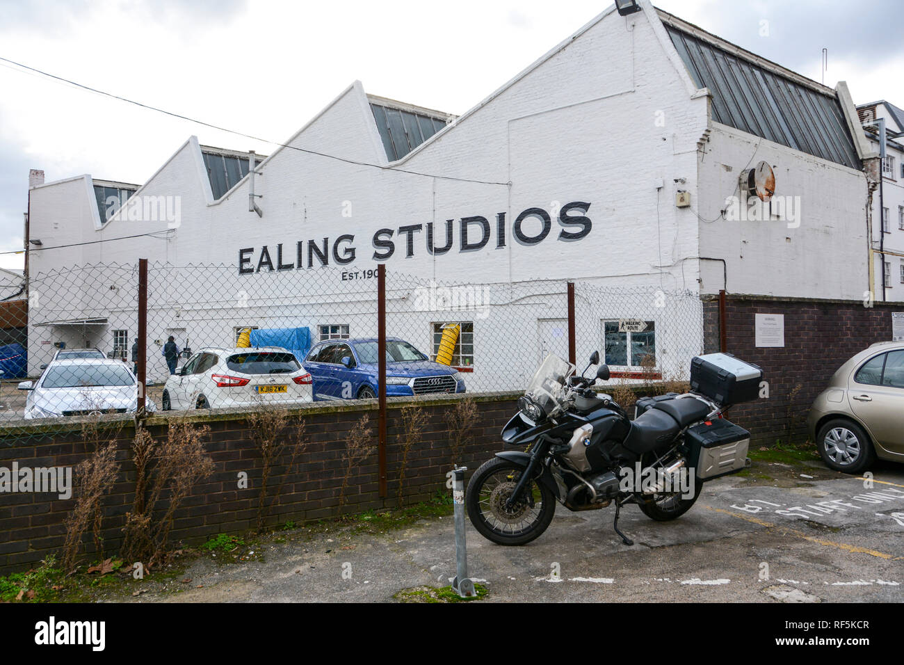 Ealing Studios Gebäude und Parkplatz, Ealing Green, London, W5, England, GROSSBRITANNIEN Stockfoto