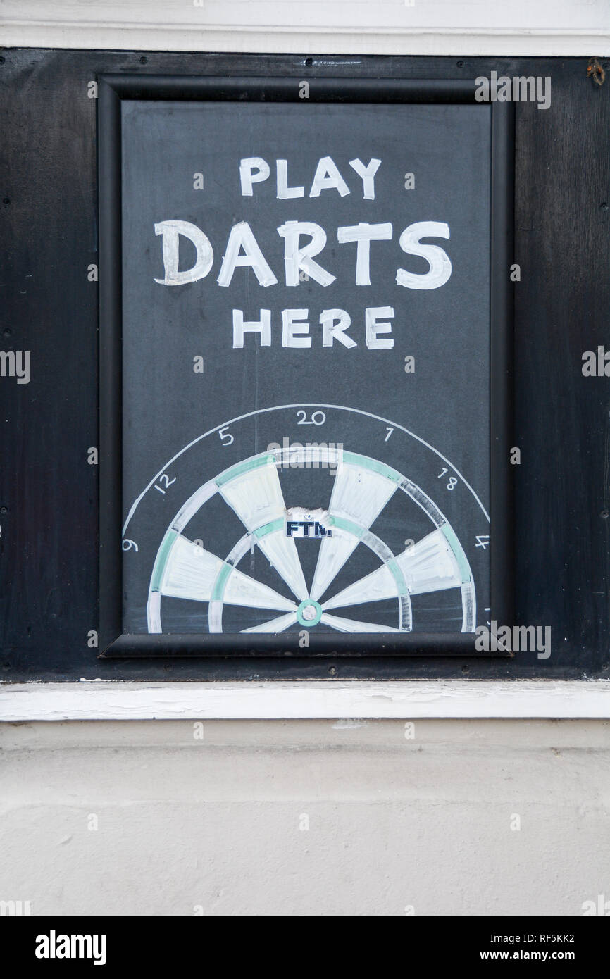 Nahaufnahme eines Play Darts hier ein Kreidedartbrett vor einem Pub in London, England, Großbritannien Stockfoto