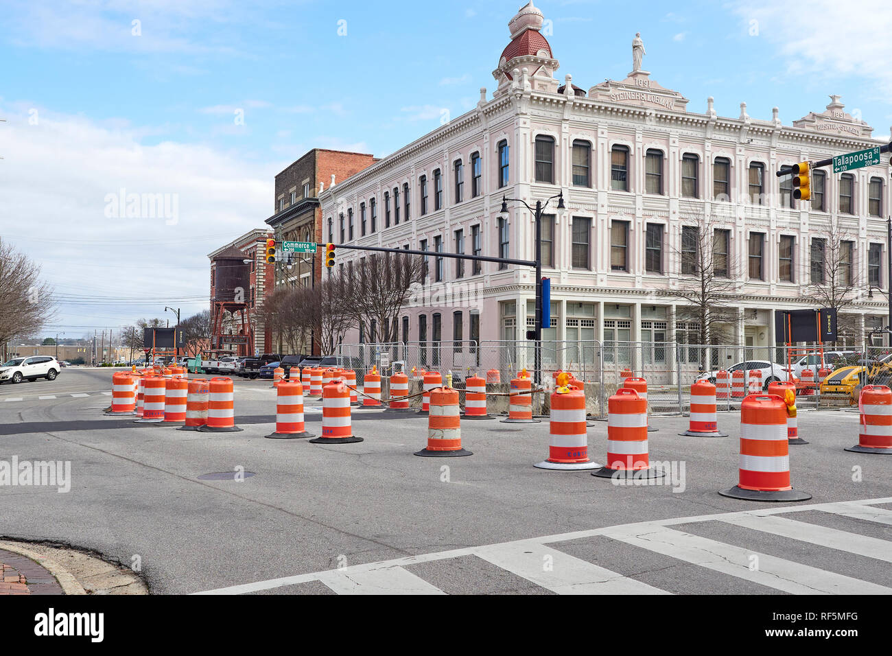 Orange stripe Fässer in einem Straßenbau zone Umleitung des Verkehrs in der Innenstadt von Montgomery Alabama, USA. Stockfoto