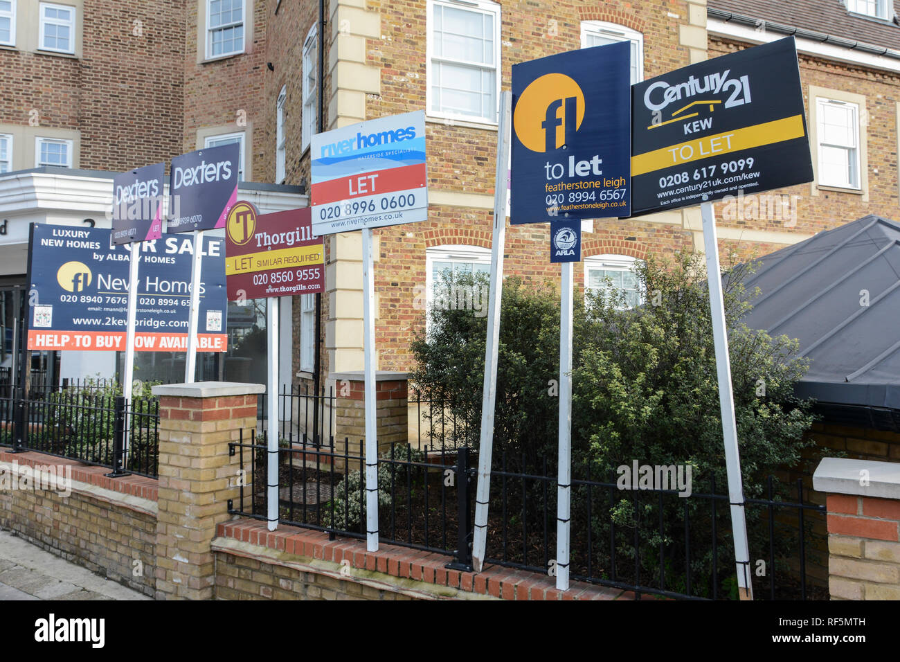 Immobilienmakler zu Platten außerhalb der Immobilie in SW London, Großbritannien Stockfoto