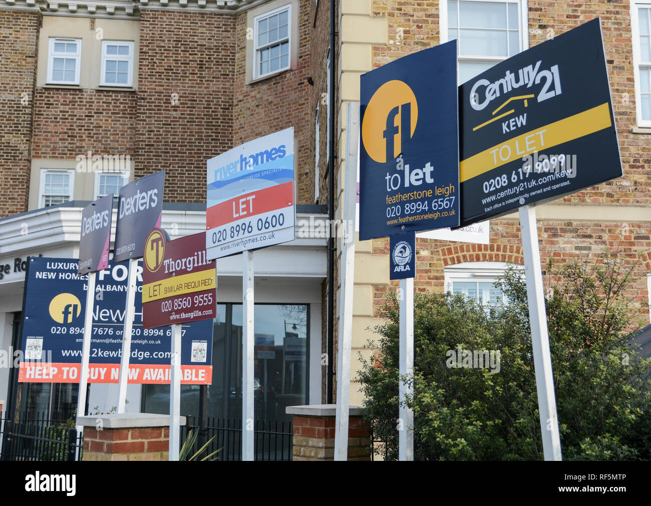 Immobilienmakler zu Platten außerhalb der Immobilie in SW London, Großbritannien Stockfoto