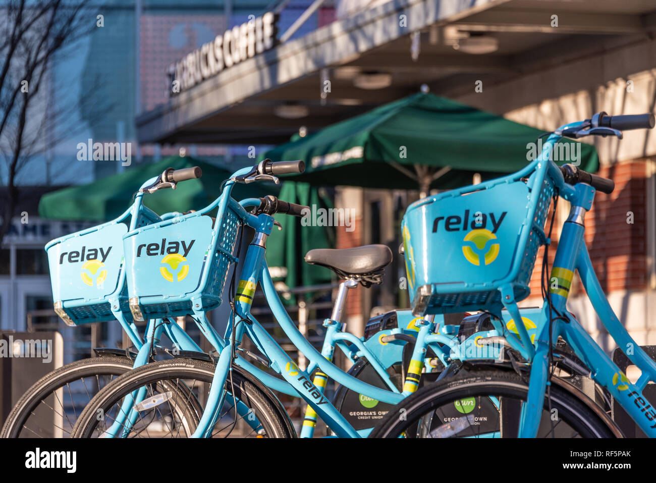 Leihfahrräder im Starbucks Kaffee in der Innenstadt von Atlanta, Georgia, neben der Centennial Olympic Park. (USA) Stockfoto