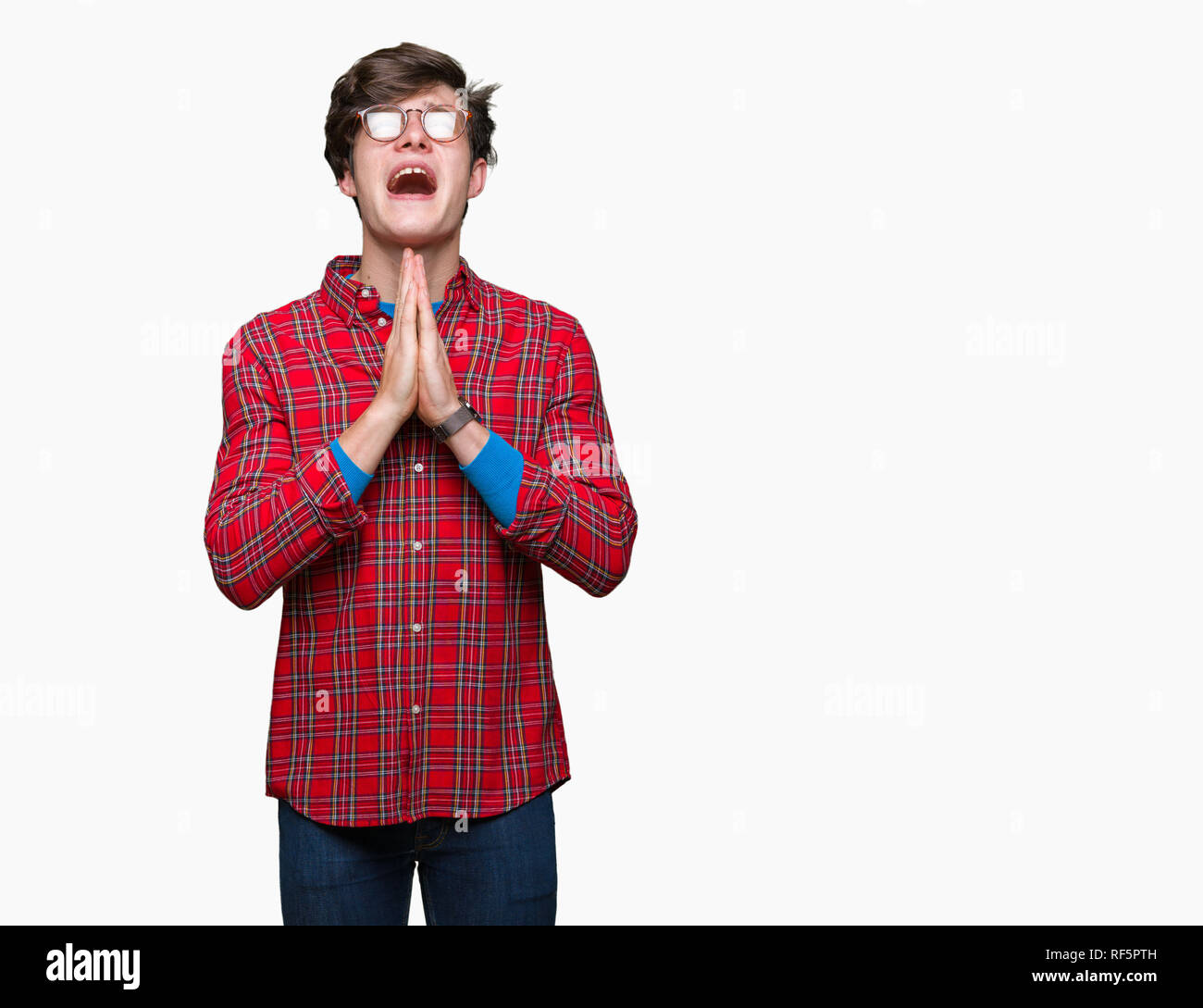 Jungen gutaussehenden Mann Brille über isolierte Hintergrund betteln und mit Händen gemeinsam beten mit der Hoffnung Ausdruck auf dem Gesicht sehr emotional und nicht Stockfoto