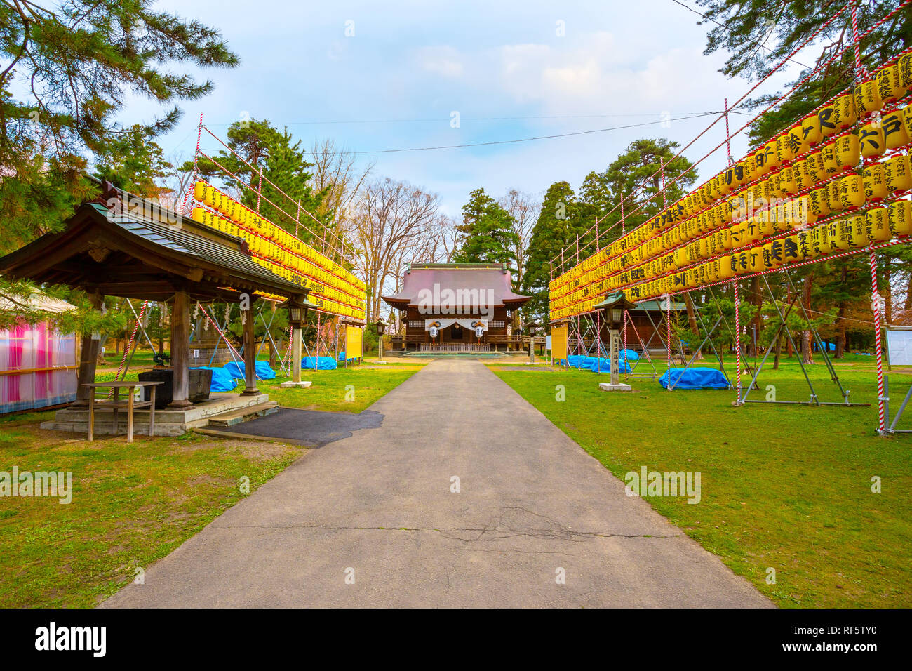 Hirosaki, Japan - 23 April 2018: Aomoriagatamamorukuni Heiligtum in Hirosaki Park, einer der schönsten sakura Punkt in der Region Tohoku und Japan Stockfoto