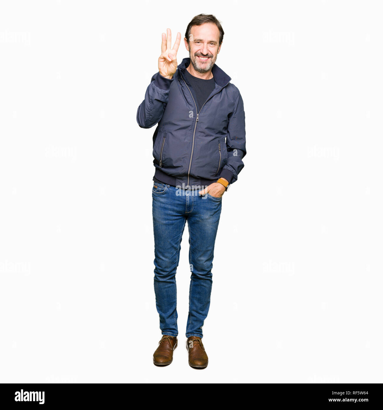 Mittleres Alter schöner Mann trägt eine Jacke angezeigt und zeigen mit den Fingern Nummer drei, während lächelte zuversichtlich und fröhlich. Stockfoto
