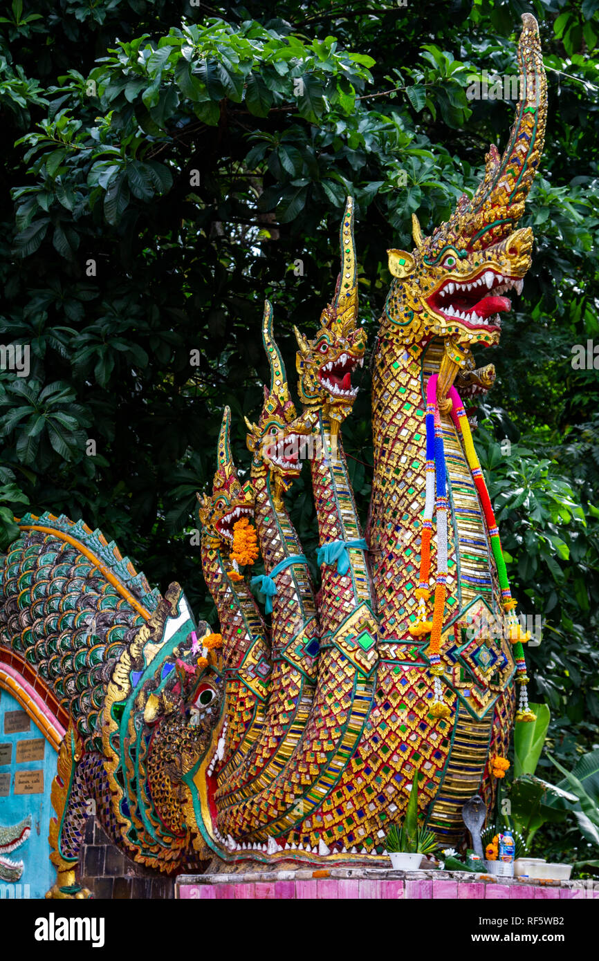 Naga im Wat Doi Suthep - der offizielle Name des Wat Phrathat Doi Suthep ist ein theravada-buddhistischen Tempel in Chiang Mai, Thailand. Der Tempel ist oft referre Stockfoto