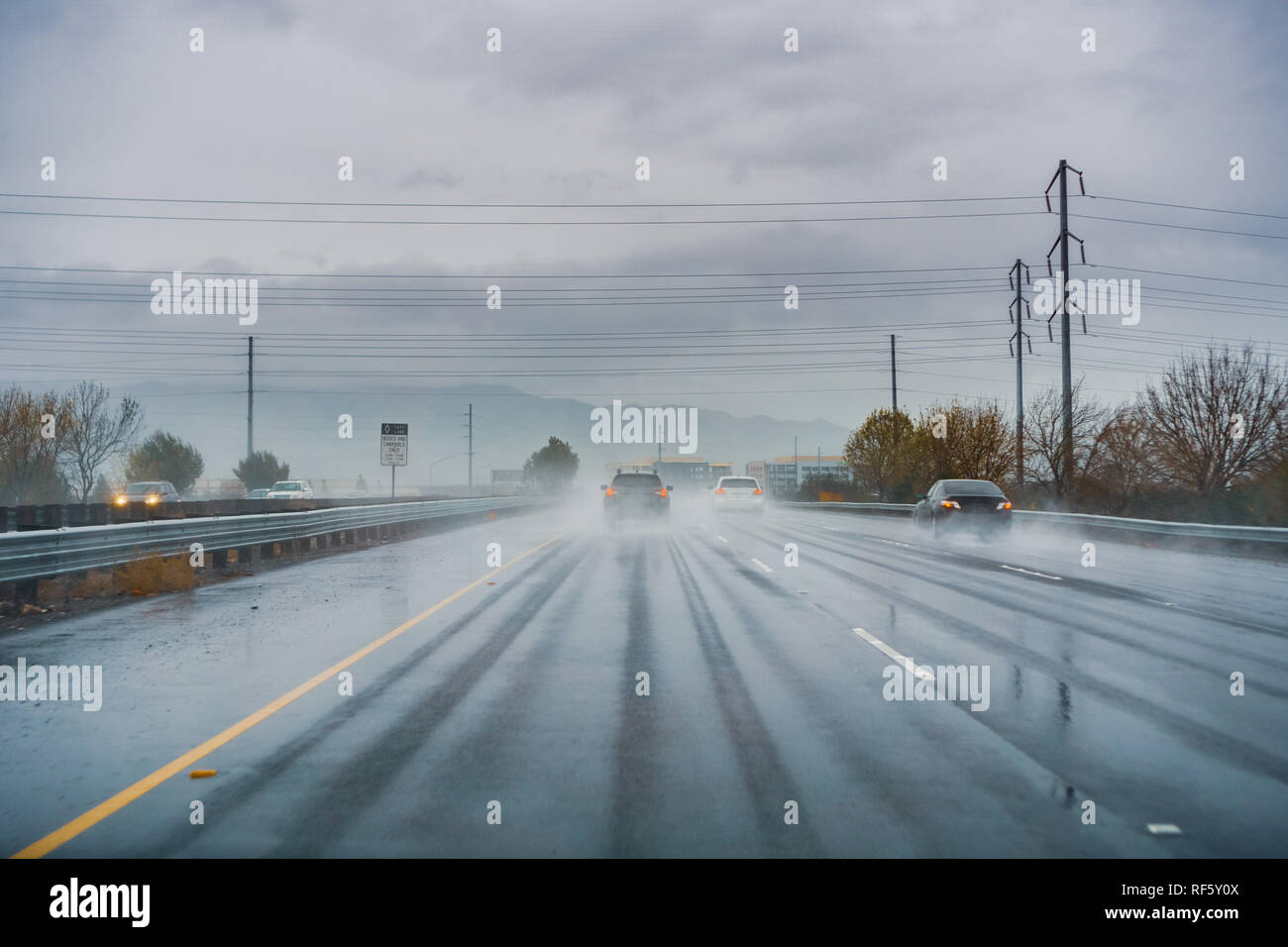 Das Fahren auf der Autobahn an einem regnerischen Tag mit geringen Sichtbarkeit; nasser Fahrbahn; South San Francisco Bay Area. Stockfoto