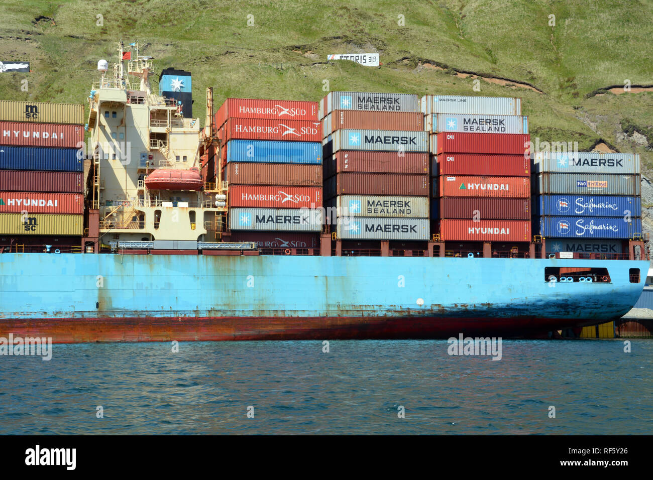 Maersk Line Container auf einem Seefracht Schiff in den Hafen von Dutch Harbor, Unalaska Island, Aleuten, Alaska, United States. Stockfoto