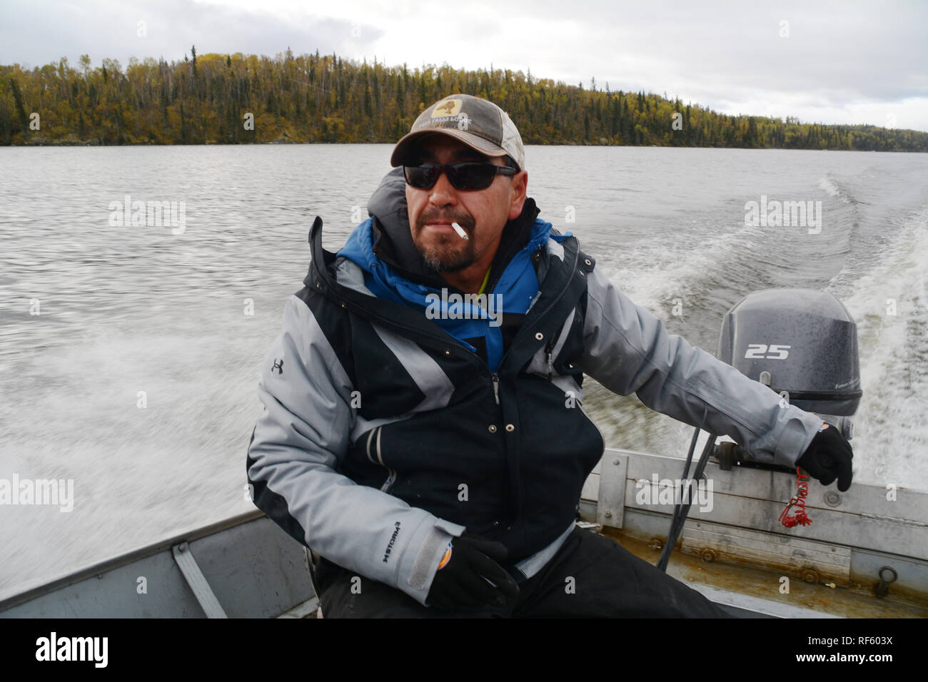 Eine indigene Cree First Nation guide sein Boot auf dem Churchill River in der Nähe von Stanley Mission, nördliche Saskatchewan, Kanada fahren. Stockfoto