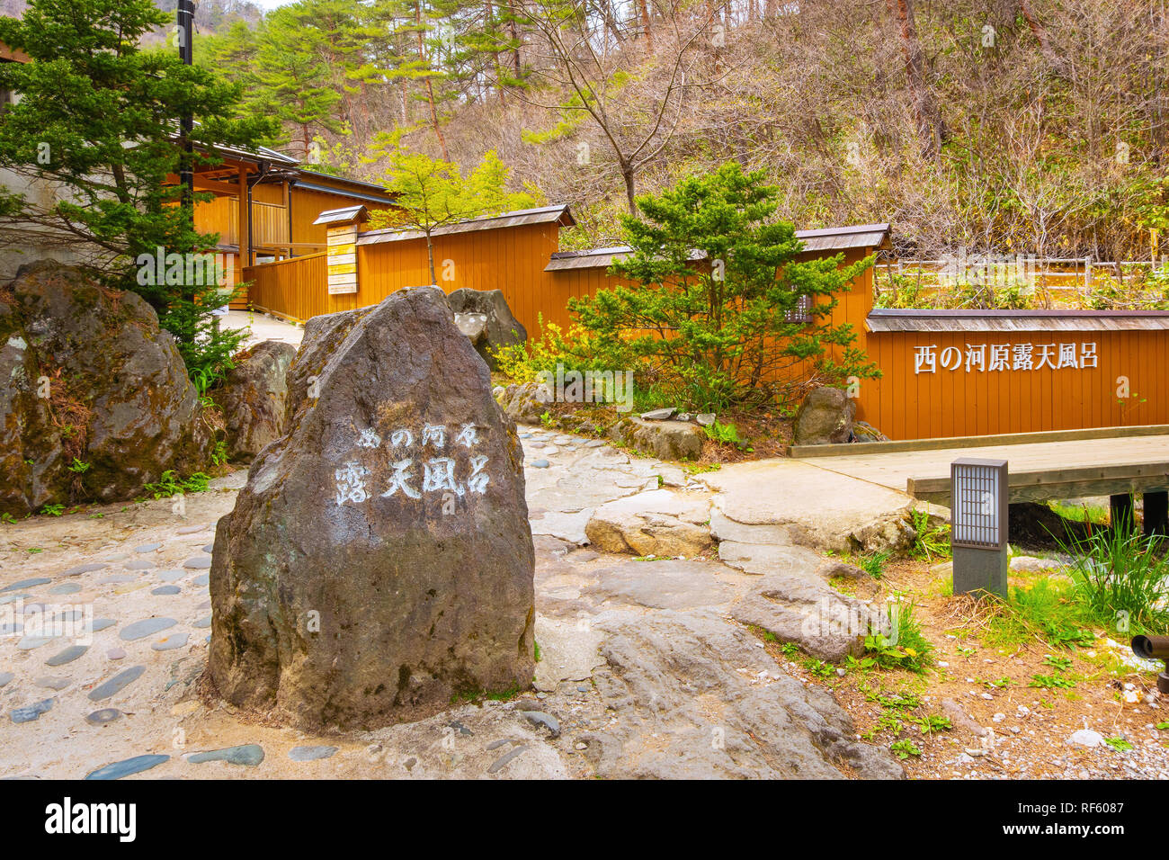 Gunma, Japan - 27. April 2018: Sainokawara Open-Air Badewanne ein rotenburo im Japanischen genannt, ist ganzjährig geöffnet und zugänglich für eine kleine Gebühr. Wit entfernt Stockfoto