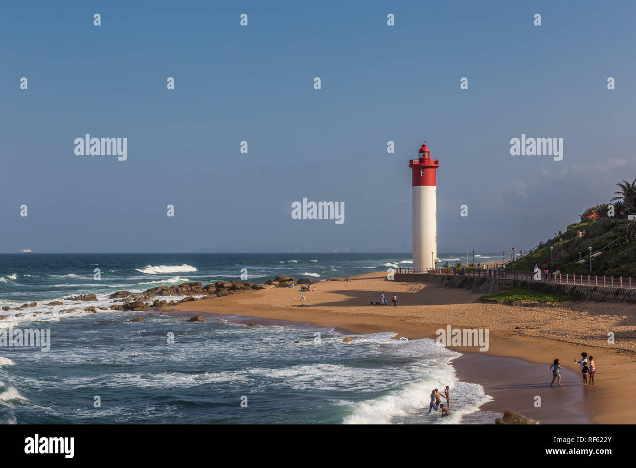 Umhlanga Rocks, Südafrika, August 5, 2017: Blick auf den Strand entlang in Richtung Leuchtturm. Stockfoto