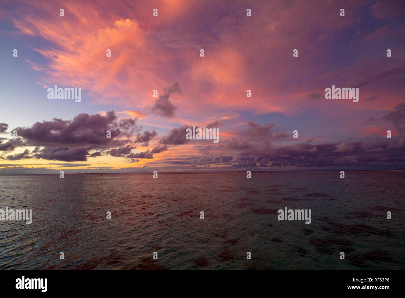 Atemberaubenden Sonnenuntergang in Moorea, Französisch Polynesien Stockfoto