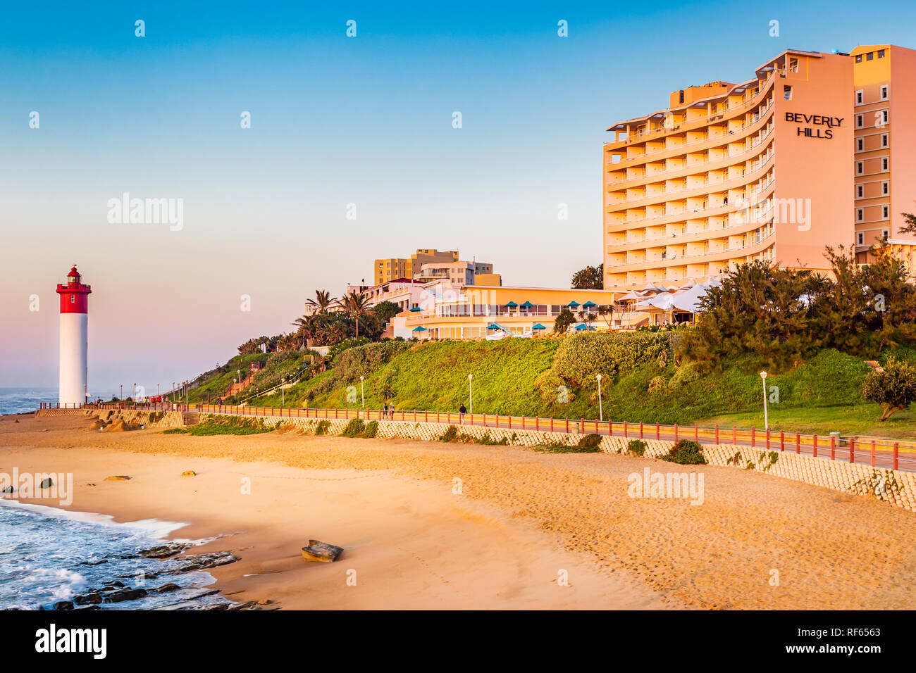 Umhlanga Rocks, Südafrika, 30. August 2016: Blick auf den Strand entlang in Richtung Leuchtturm. Stockfoto