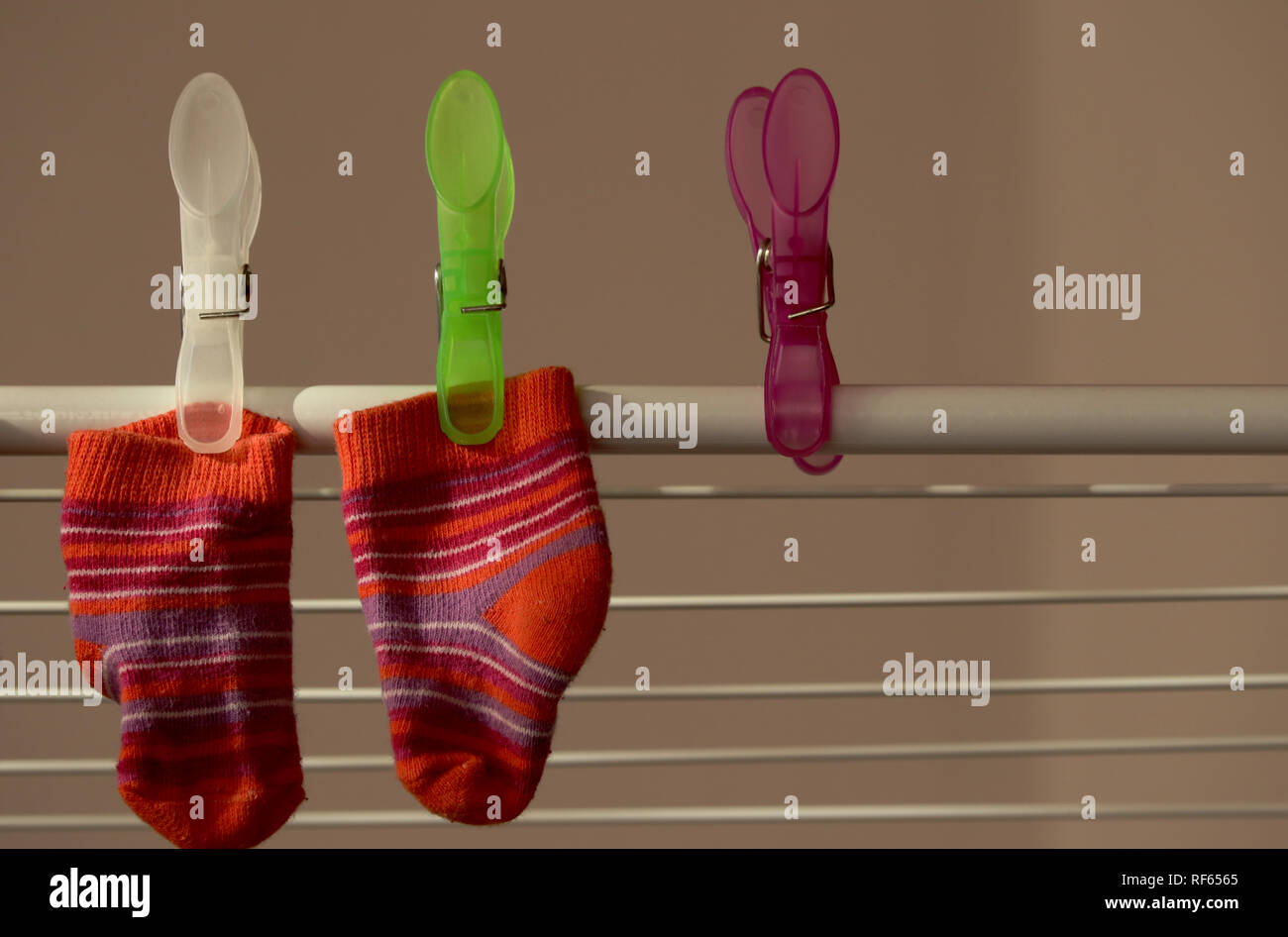 Trocknen Familie wäsche Socken auf Wäscheständer Stockfoto