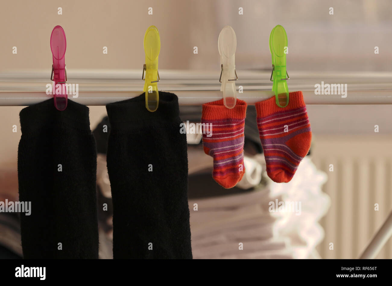 Trocknen Familie wäsche Socken auf Wäscheständer Stockfoto