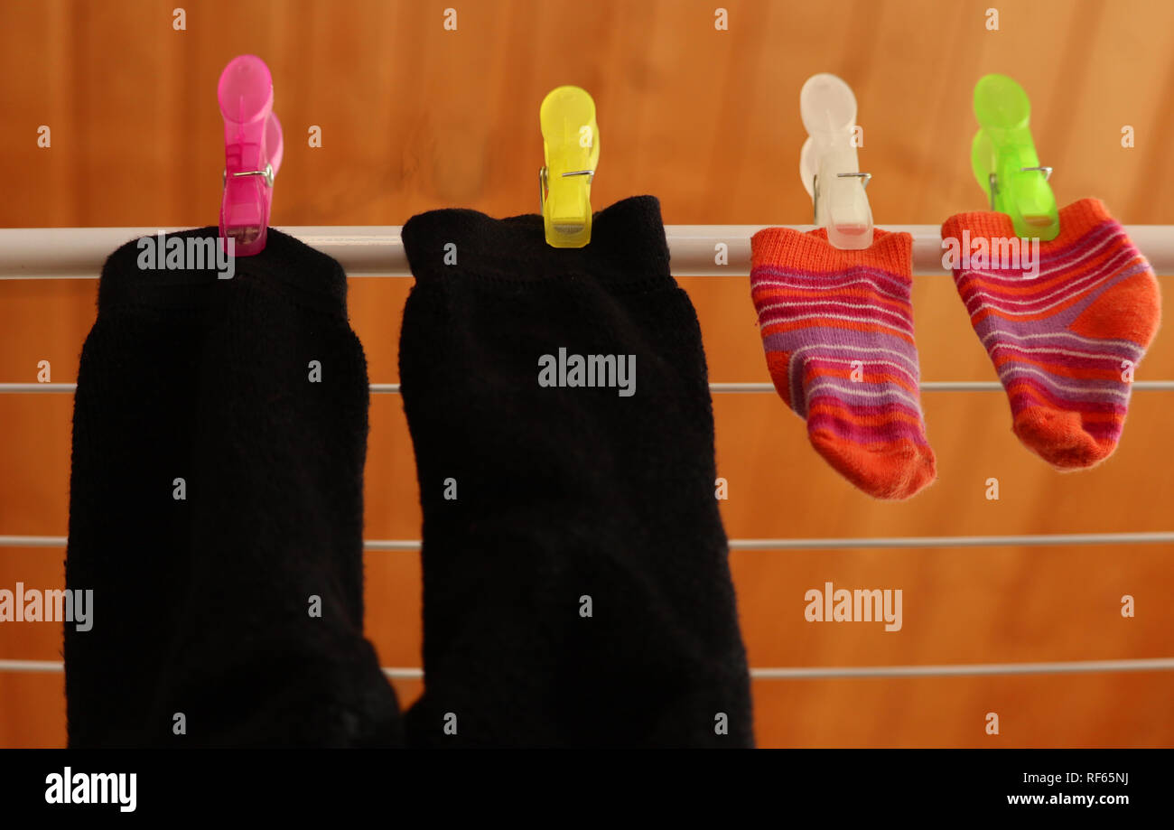Trocknen Familie wäsche Socken auf Wäscheständer Stockfoto
