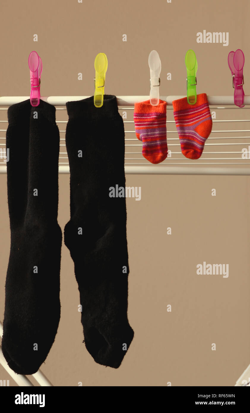 Trocknen Familie wäsche Socken auf Wäscheständer Stockfoto