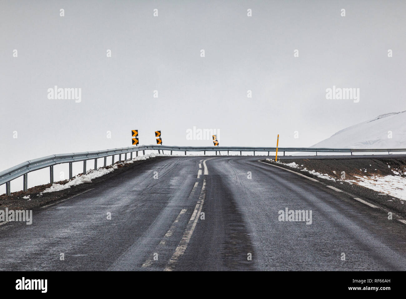 Durch die Scheibe geschossen von einer asphaltierten Straße im Osten Islands an nebligen Wetter. Stockfoto